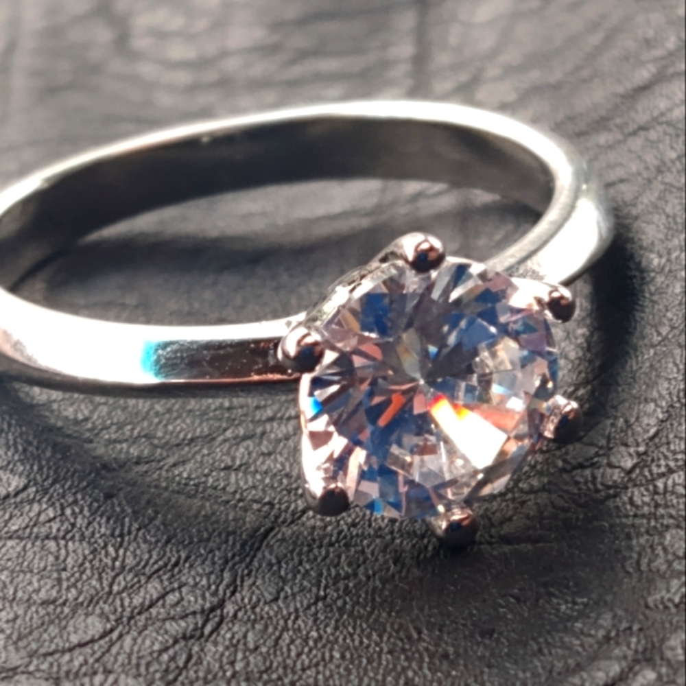 Stunning round diamond ring stamped 18k